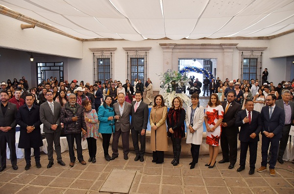 Oficia Julio César Chávez, ceremonia colectiva de matrimonios, se casan 105 parejas