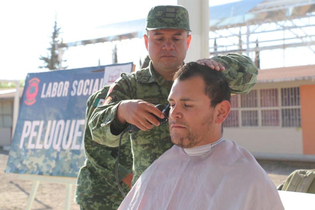 OFRECE PERSONAL MILITAR SERVICIOS DE LABOR SOCIAL EN LA COLONIA PLAN DE AYALA