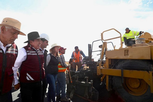 SUPERVISA GOBERNADOR DAVID MONREAL OBRAS DE REHABILITACIÓN Y CONSERVACIÓN DE CARRETERAS EN CALERA