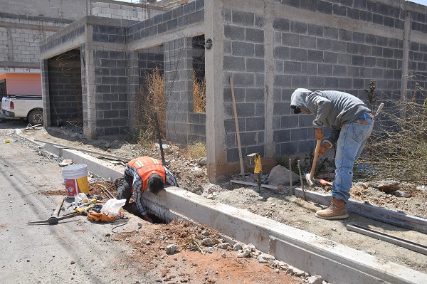 Supervisa Julio César Chávez construcción de guarniciones y banquetas en Tacoaleche