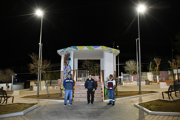 Supervisa Julio César Chávez instalación de luminarias solares en jardín de Zóquite