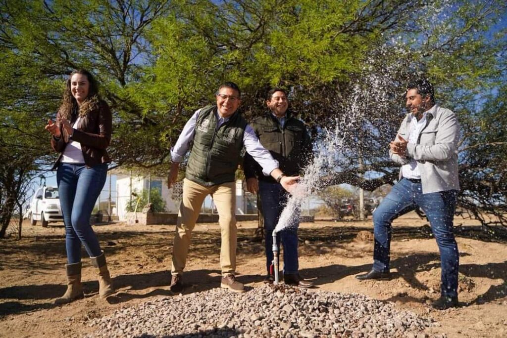 ENTREGA JORGE MIRANDA OBRA DE CONDUCCIÓN DE AGUA EN LA COMUNIDAD EL MAGUEY