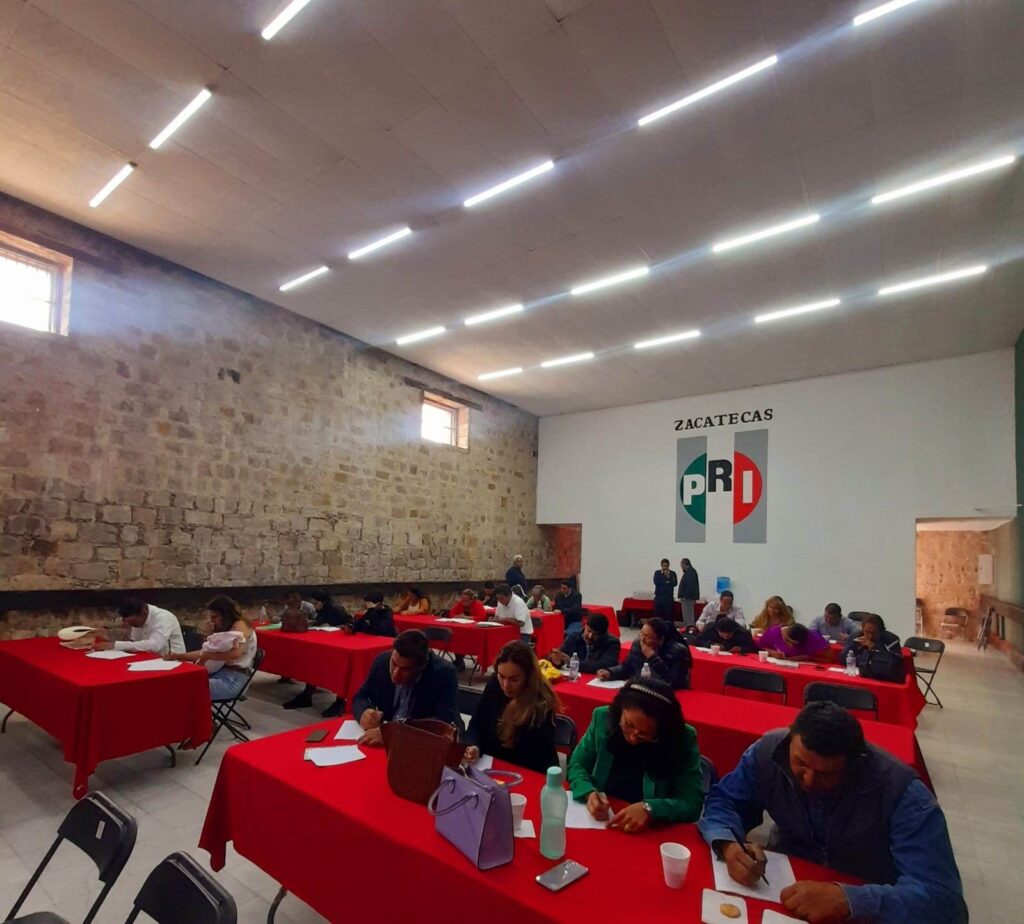 PRESENTAN EXAMEN INTERESADOS EN DIRIGIR AL PRI EN 21 MUNICIPIOS