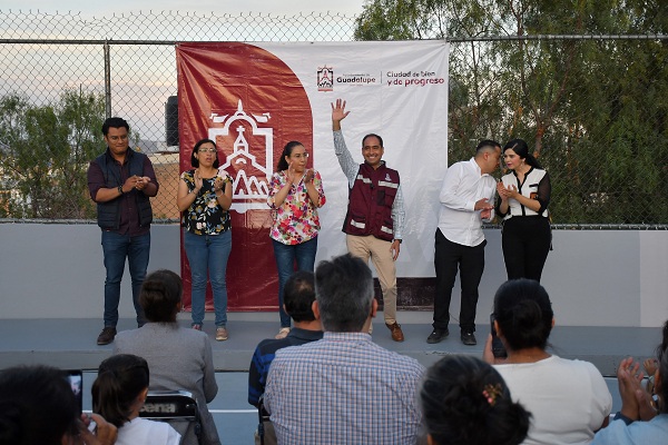 Entrega José Saldívar rehabilitación de cancha en El Salero