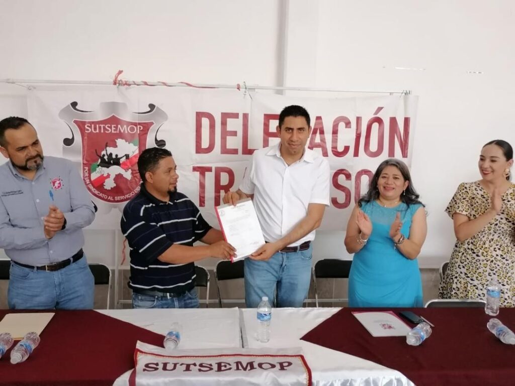 Entrega Antonio Rocha “Constancia Ejidal” del terreno de las oficinas del SUTSEMOP Delegación Trancoso