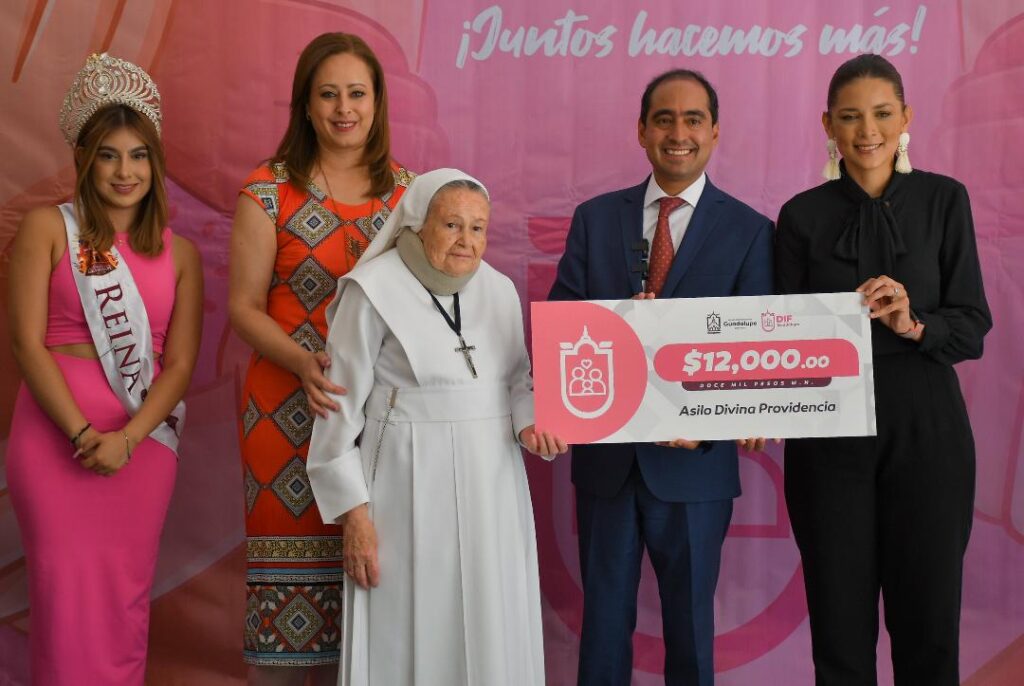 Entrega José Saldívar donativo a Asociaciones Civiles