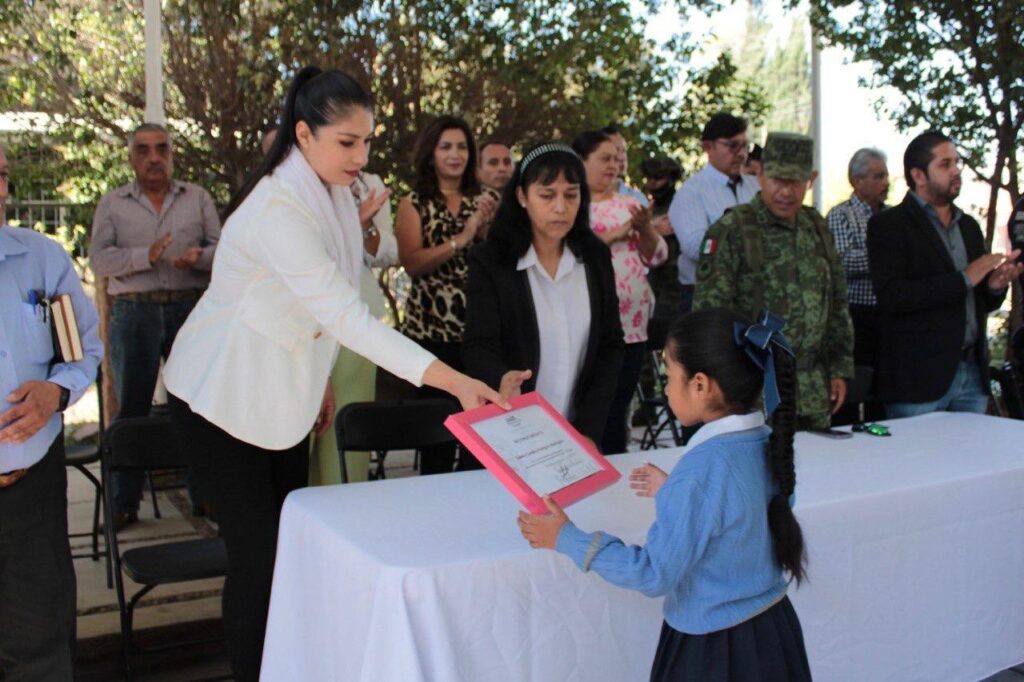 REALIZAN ÚLTIMOS HONORES A LA BANDERA DEL CICLO ESCOLAR