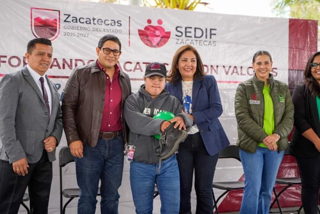 ENTREGA JORGE MIRANDA APOYOS A FAMILIAS DE LAS 22 COMUNIDADES DEL MUNICIPIO