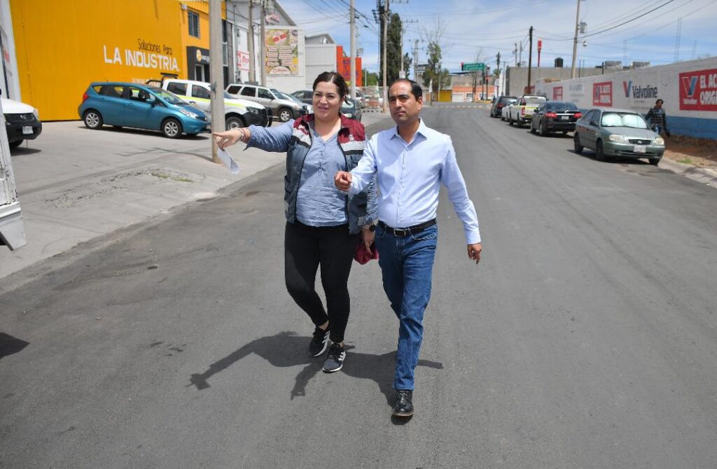 Supervisa José Saldívar pavimentaciones en Colonia Parque Industrial