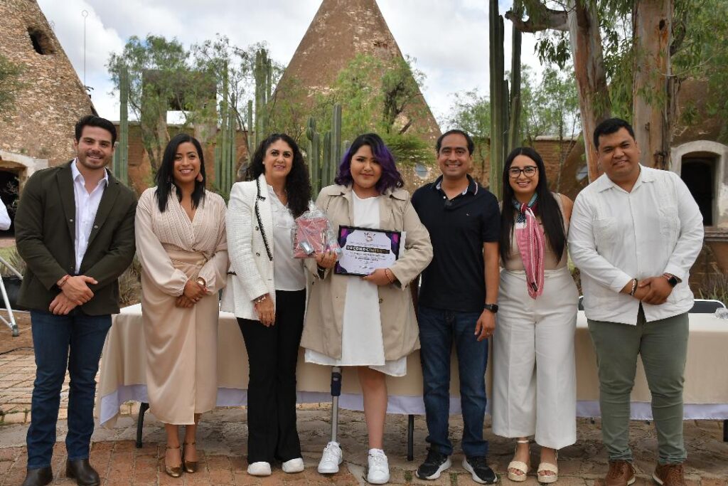 Reconoce José Saldívar a jóvenes por su contribución al mejoramiento del Municipio