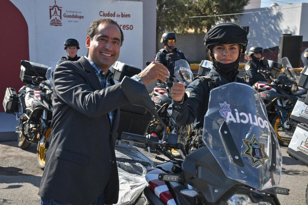 Entrega José Saldívar moto patrullas a oficiales de la Policía Municipal