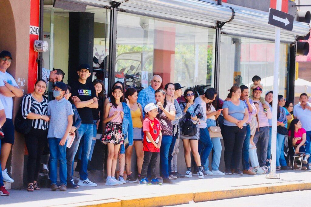 DISFRUTAN FRESNILLENSES TRADICIONAL DESFILE DE AUTOS ATIGUOS