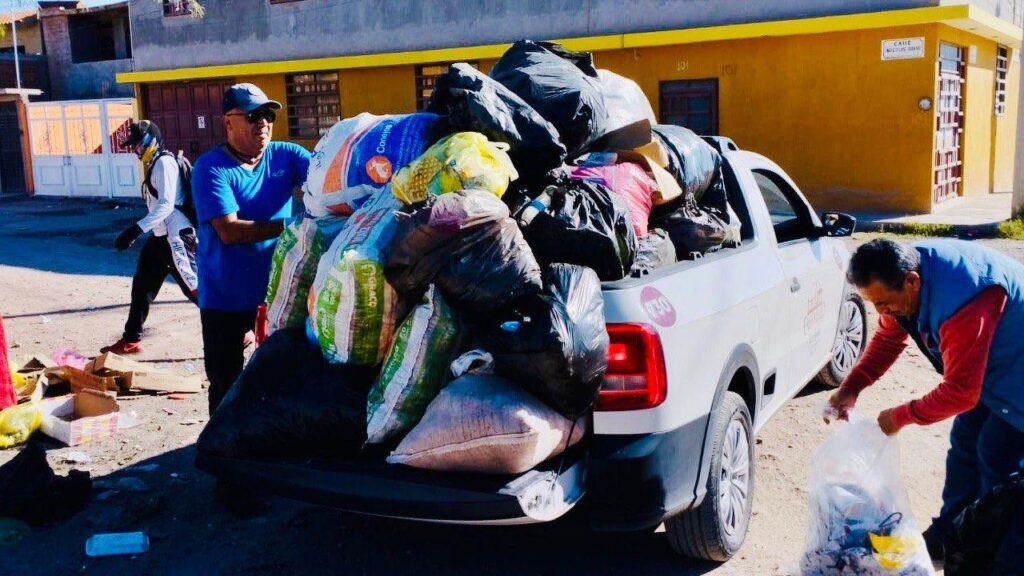 FUNCIONARIOS DE FRESNILLORECOGEN BASURA EN COLONIAS