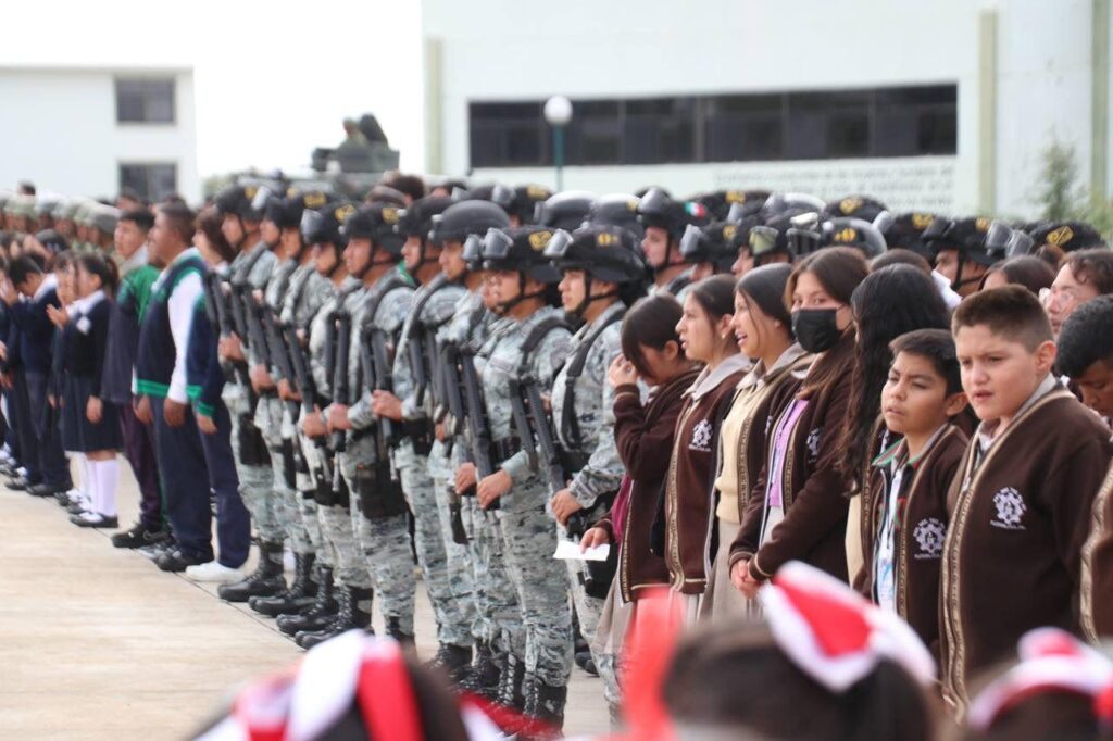 INAUGURAN HEMICICLOA LOS NIÑOS HÉROES