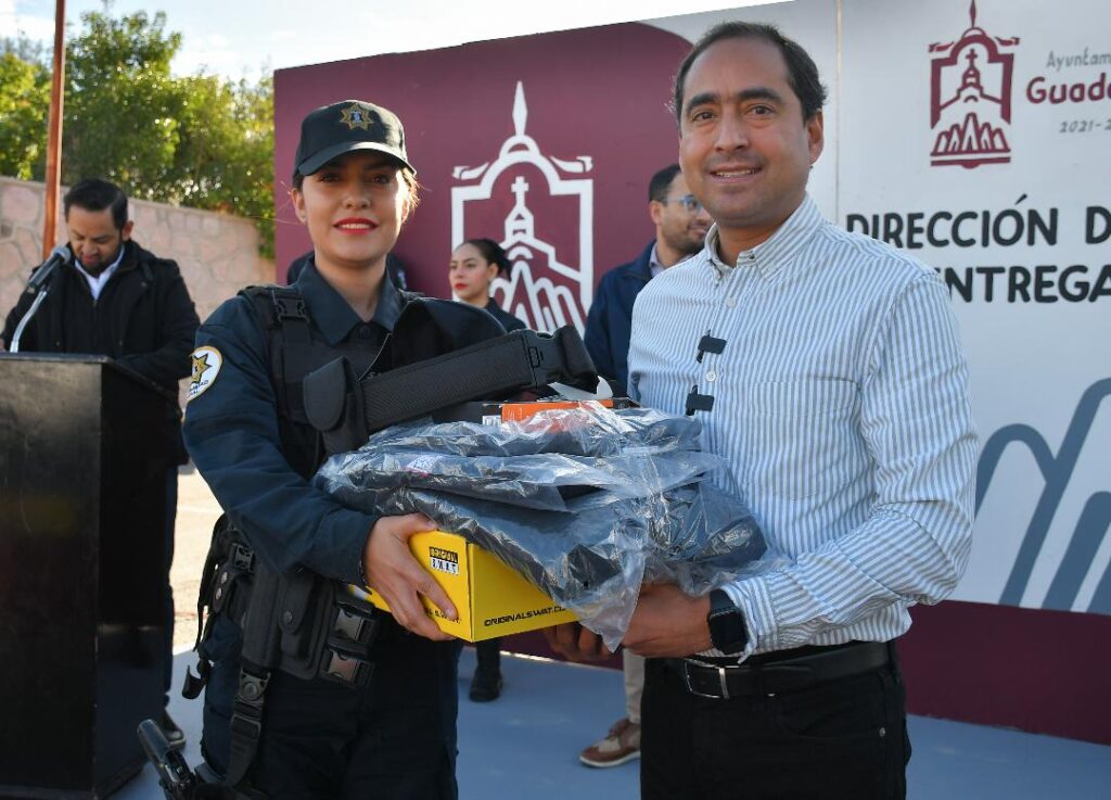 Entrega José Saldívar uniformes y material táctico a oficiales de policía