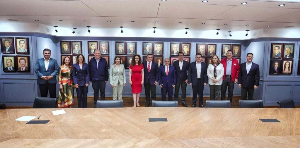 ALEJANDRO MORENO DA LA BIENVENIDA A LA SENADORA NANCY DE LA SIERRA A LA BANCADA DEL PRI