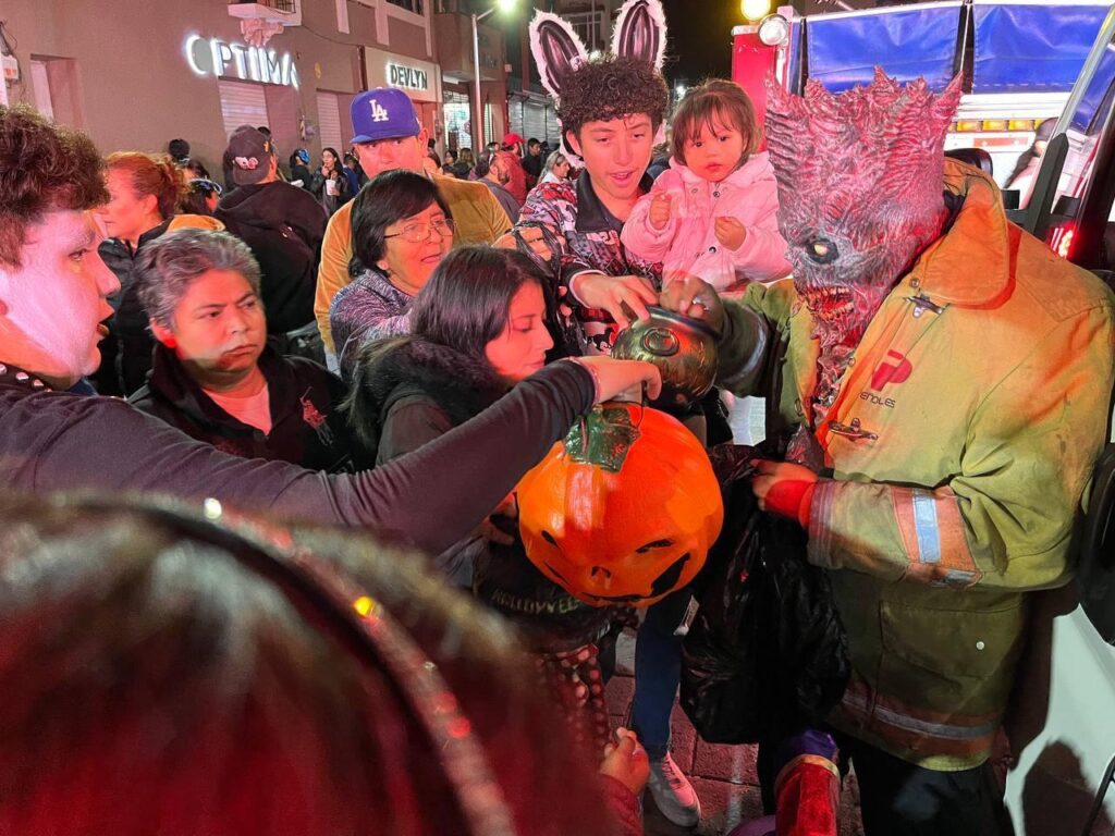 BOMBEROS REPARTEN DULCES A LOS NIÑOS