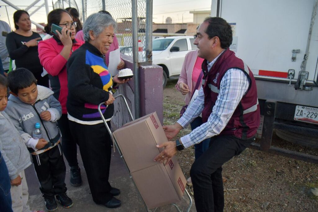 Entrega Pepe Saldívar apoyos alimentarios