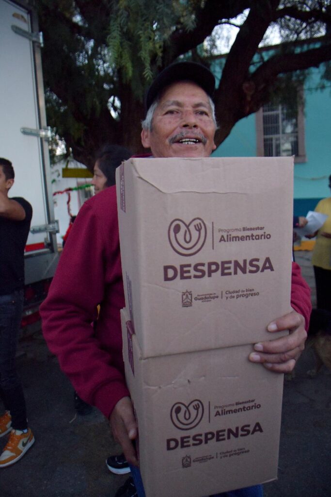 Entrega Pepe Saldívar apoyos alimentarios a familias de San Ramón, División del Norte y Conquistadores