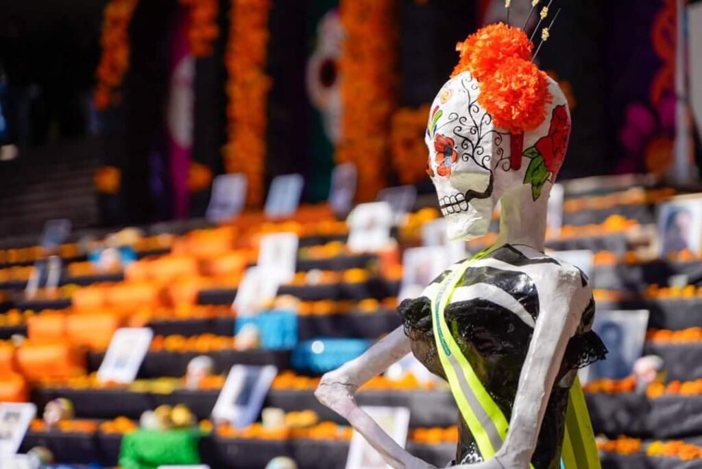 INSTALAN TRADICIONAL ALTAR DE DÍA DE MUERTOS EN LA PRESIDENCIA MUNICIPAL DE ZACATECAS