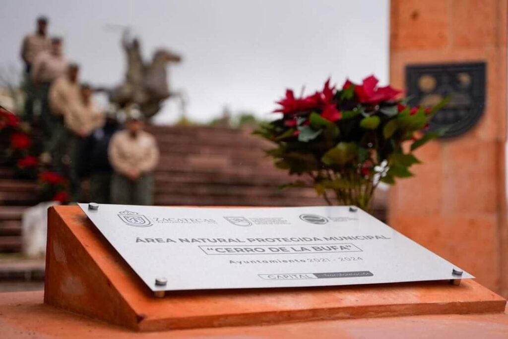 COLOCAN PLACA CONMEMORATIVA EN EL ÁREA NATURAL PROTEGIDA DEL CERRO DE LA BUFA