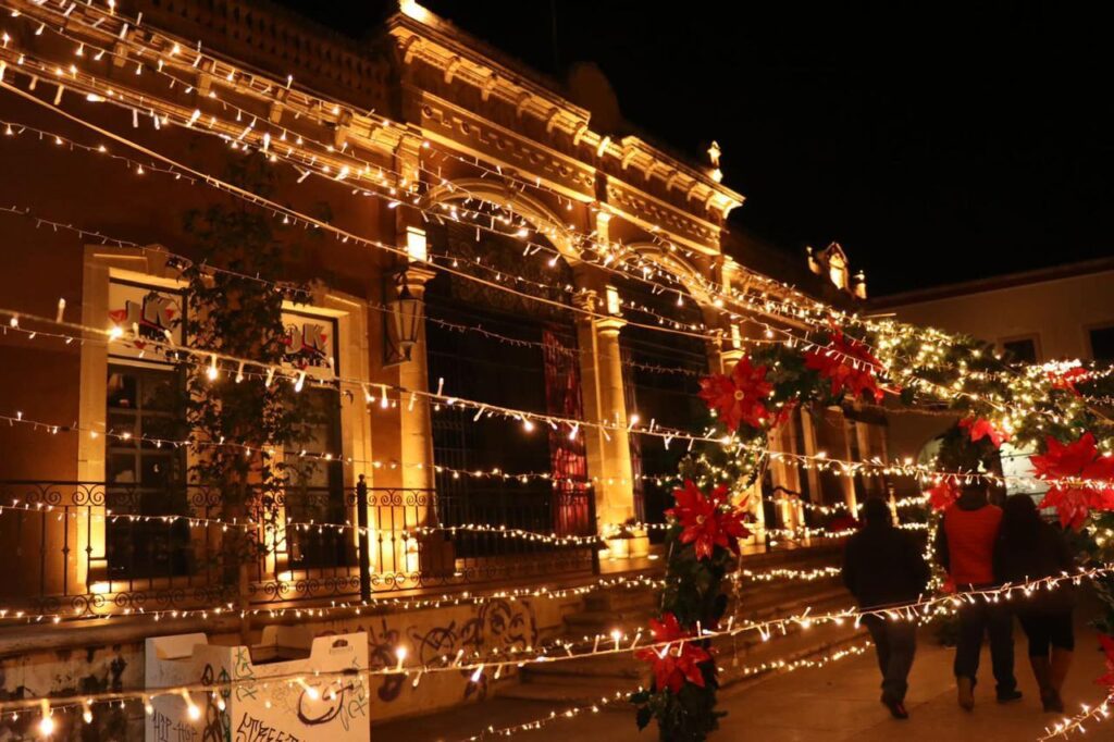 ILUMINAN CENTRO DE FRESNILLO:DISFRUTAN FAMILIAS INICIO DE FIESTAS