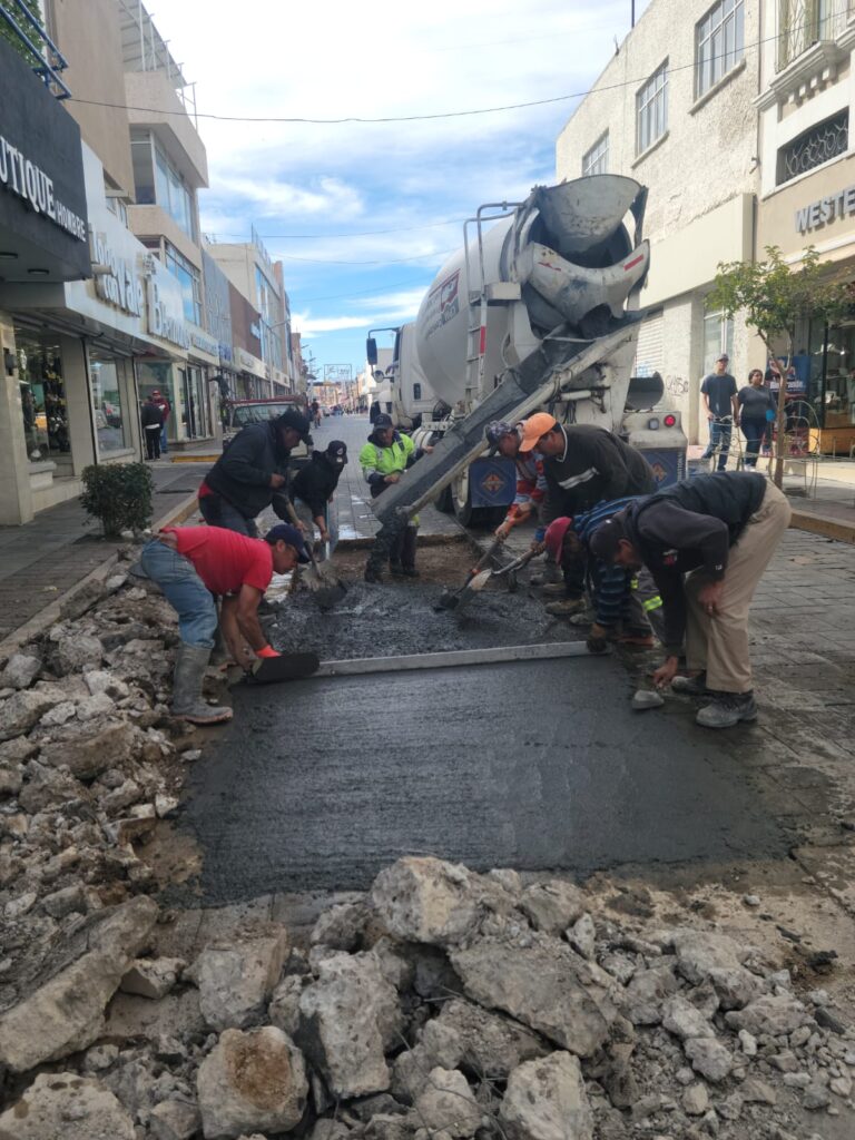 PERSONAL DE OBRAS PÚBLICASBACHEA TRAMO DE AVENIDA JUÁREZ