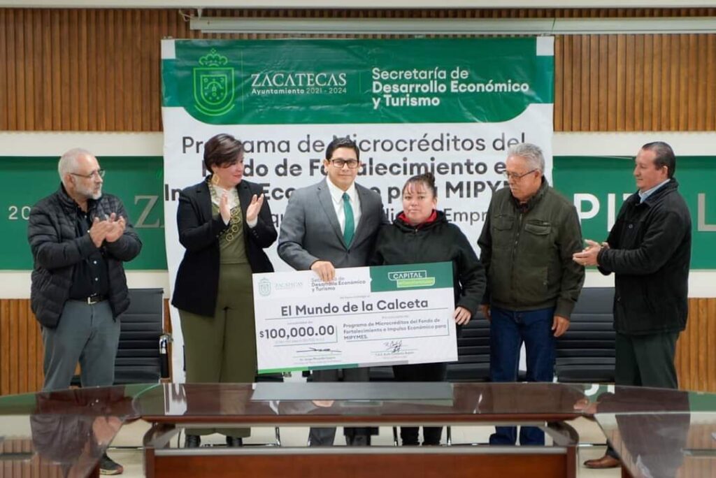 BENEFICIAN A EMPRENDEDORES DE LA CAPITAL CON LA ENTREGA DE MICRO CRÉDITOS