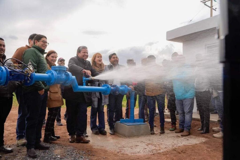 INAUGURAN JORGE MIRANDA  Y DAVID MONREAL POZO DE AGUA EN LA COMUNIDAD EL VISITADOR