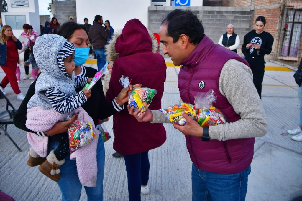 Lleva Pepe Saldívar bolos y juguetes todos los rincones del municipio