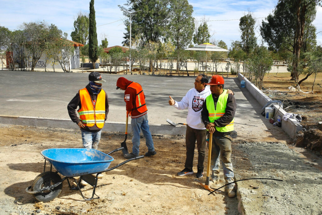 Supervisa Pepe Saldívar rehabilitación de canchas de tenis