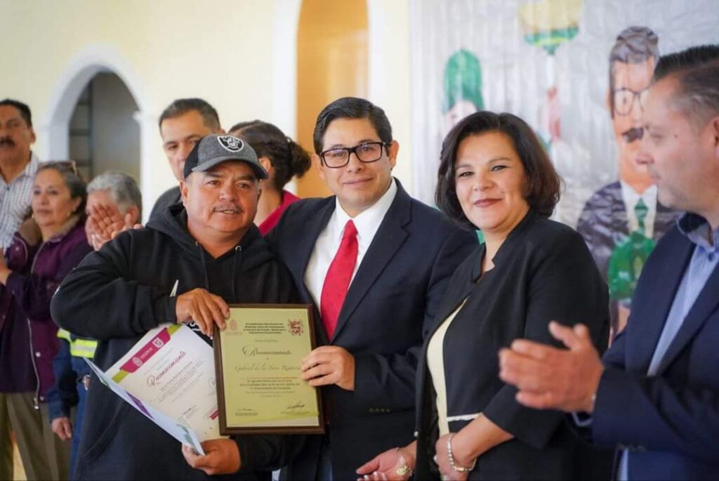 RECONOCE JORGE MIRANDA A TRABAJADORES DEL SUTSEMOP POR SUS AÑOS DE SERVICIO