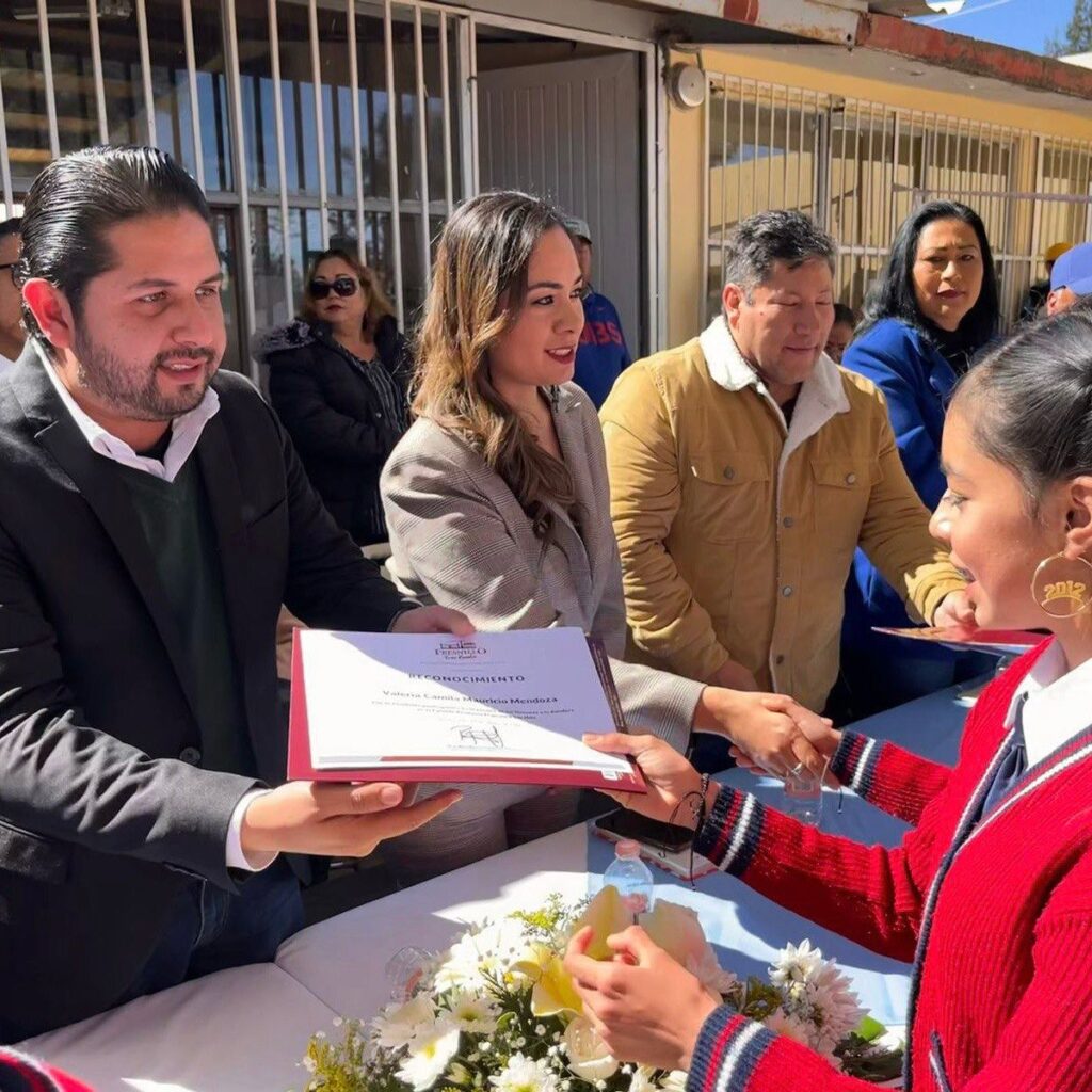 ENTREGA GOBIERNODOMO A ESTUDIANTESDE PRIMARIA DE CARRILLO