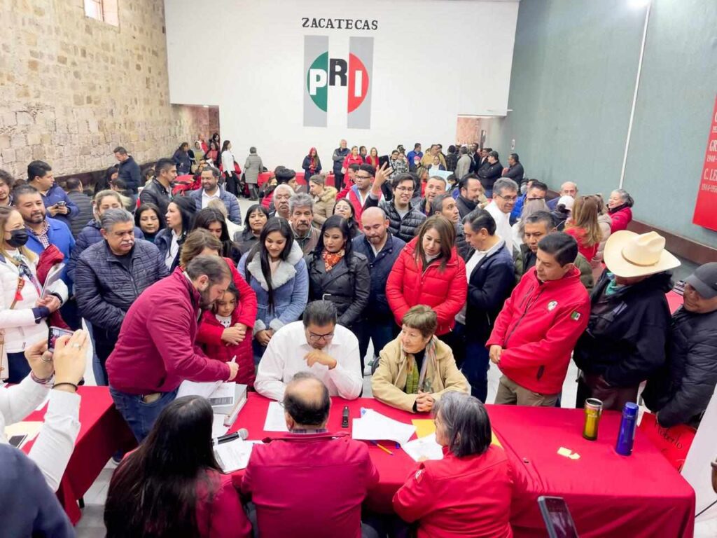 EN AMBIENTE DE FIESTA Y APERTURA TOTAL SE REGISTRAN ASPIRANTES A DIPUTADOS LOCALES Y PRESIDENTES MUNICIPALES PRIISTAS