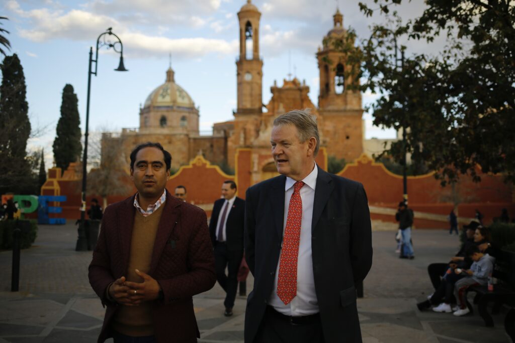 Recibe Pepe Saldívar a Graeme Christie Clark, embajador de Canadá en México