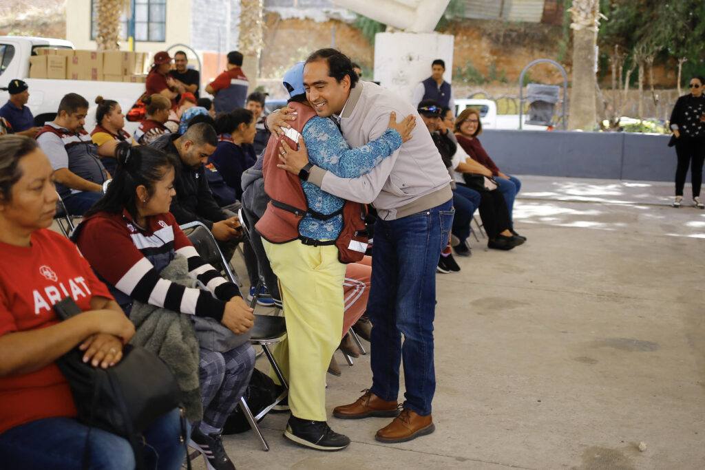 Entrega Pepe Saldívar apoyos alimentarios a personal de limpieza y barrido manual