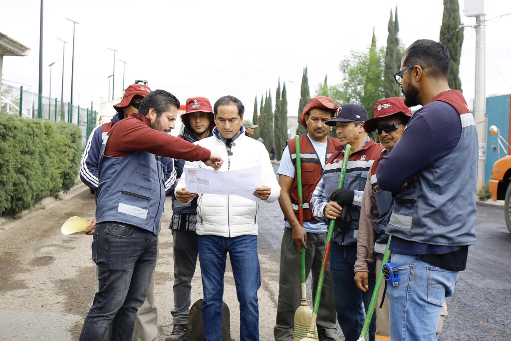 Supervisa Pepe Saldívar pavimentación en colonia Villa Bugambilias