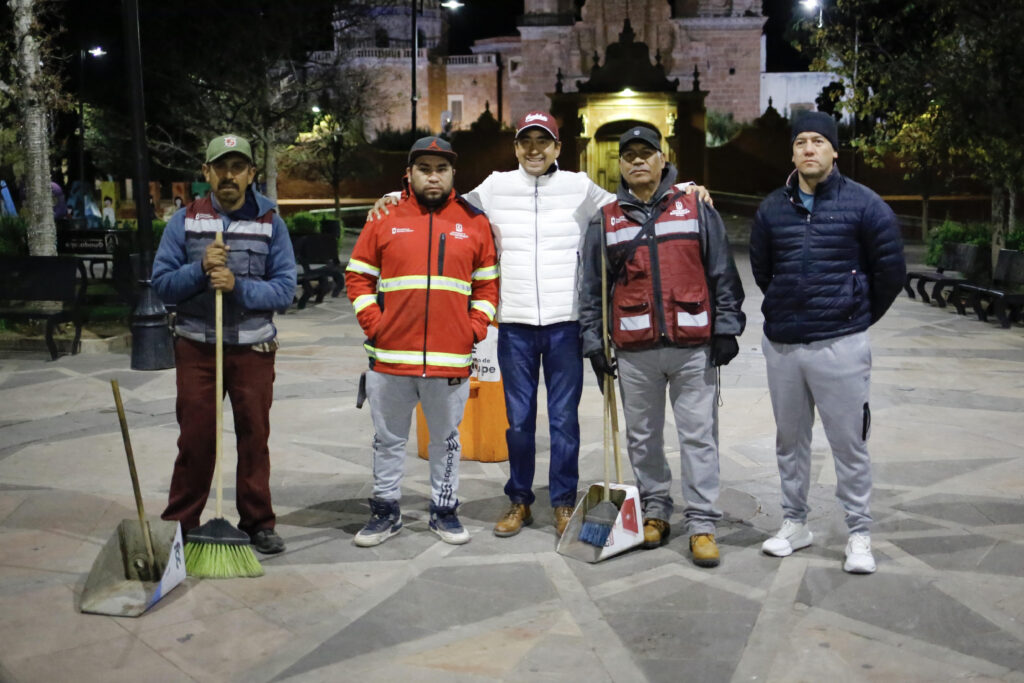 Supervisa Pepe Saldívar acciones de barrido manual en el Jardín Juárez