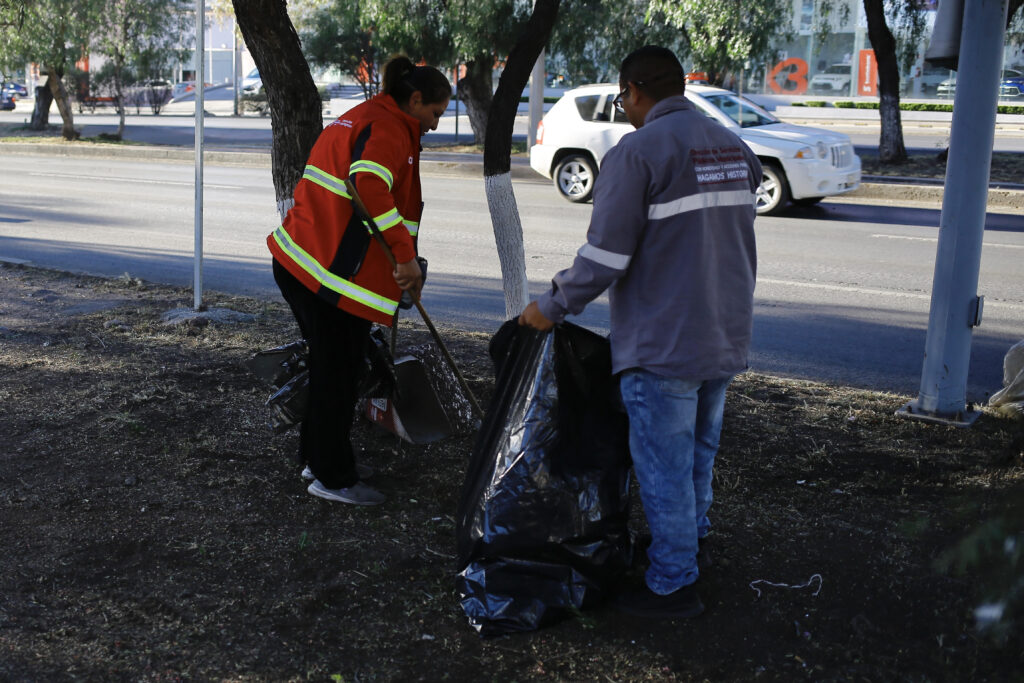 Trabajan en limpieza de la zona conurbada