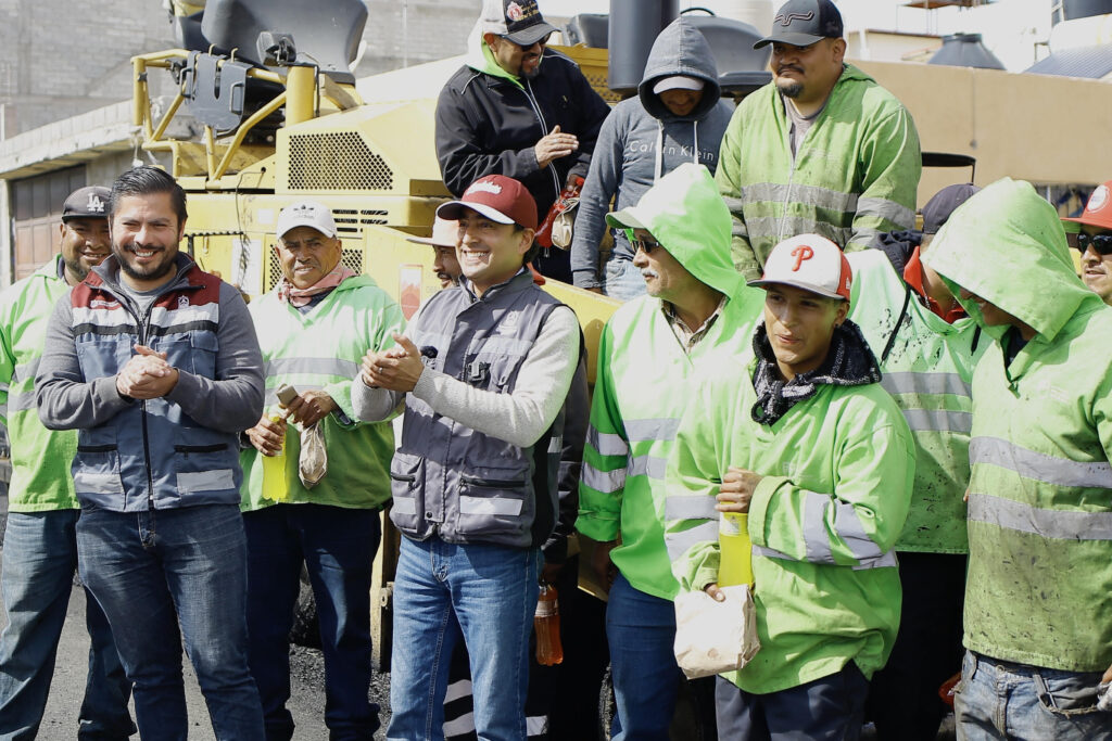 Supervisa Pepe Saldívar pavimentación en Jardines de Sauceda