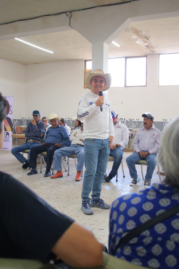 Chuy Badillo “reconstruye puentes” con el Ejido Fresnillo