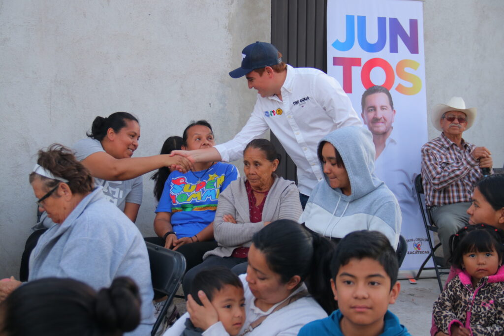 Chuy Badillo presenta su propuesta a vecinos de las colonias Mesoamérica y Polvaredas