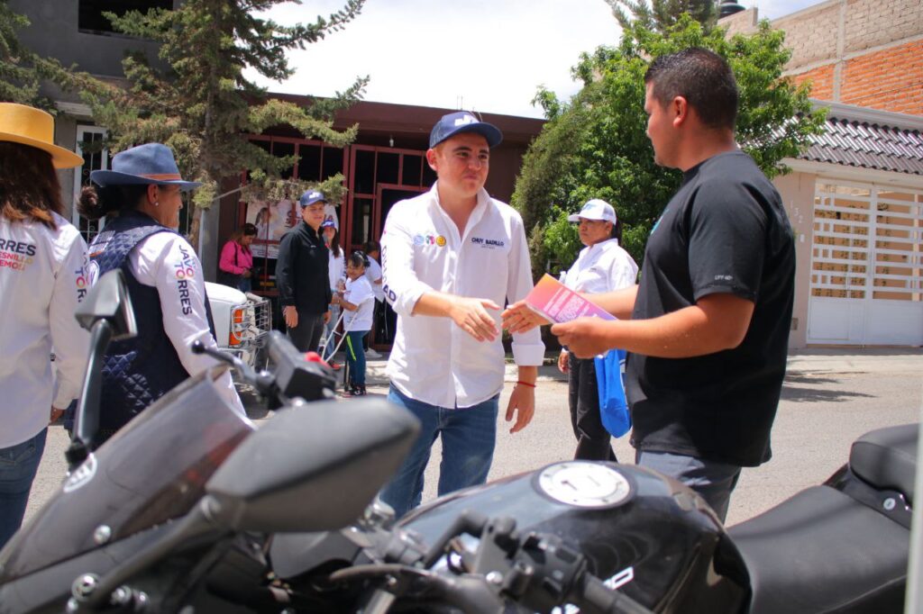 Escucha Chuy Badillo necesidades y propuestas de vecinos en la Colonia Las Flores