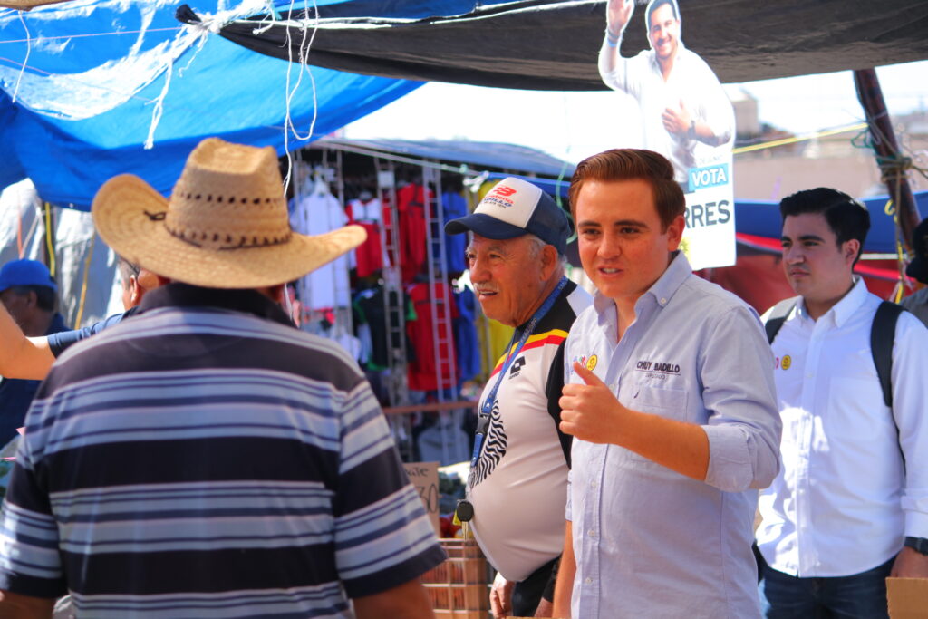 Chuy Badillo visita el tianguis del mercado de abastos; fortalece vínculos con comerciantes