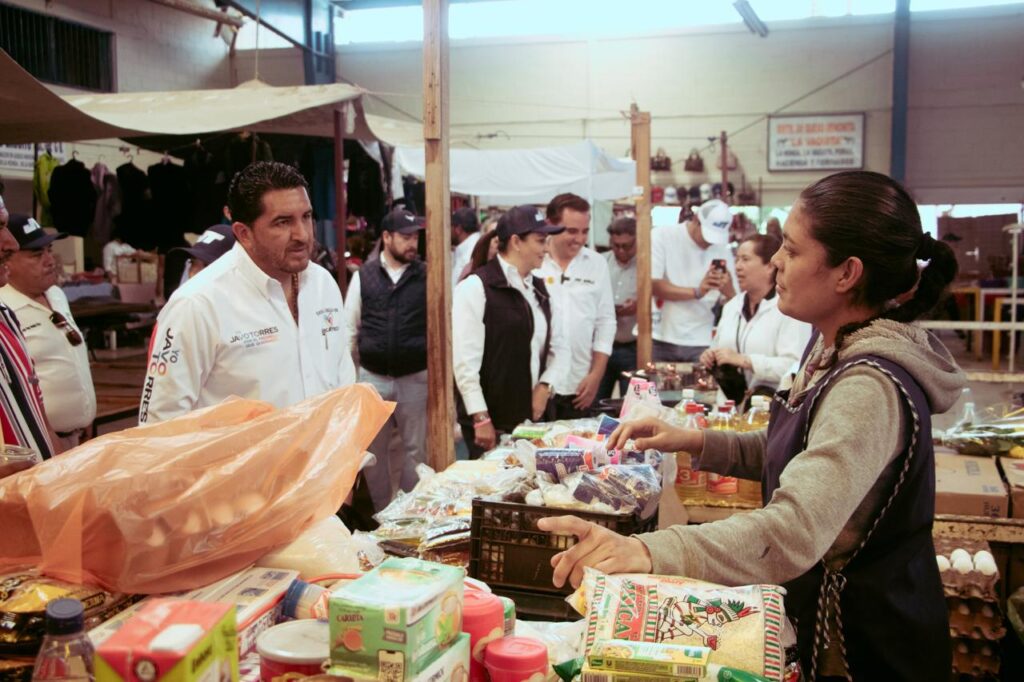 Javo Torres, promueve su proyecto de cambio en Tianguis ante comerciantes