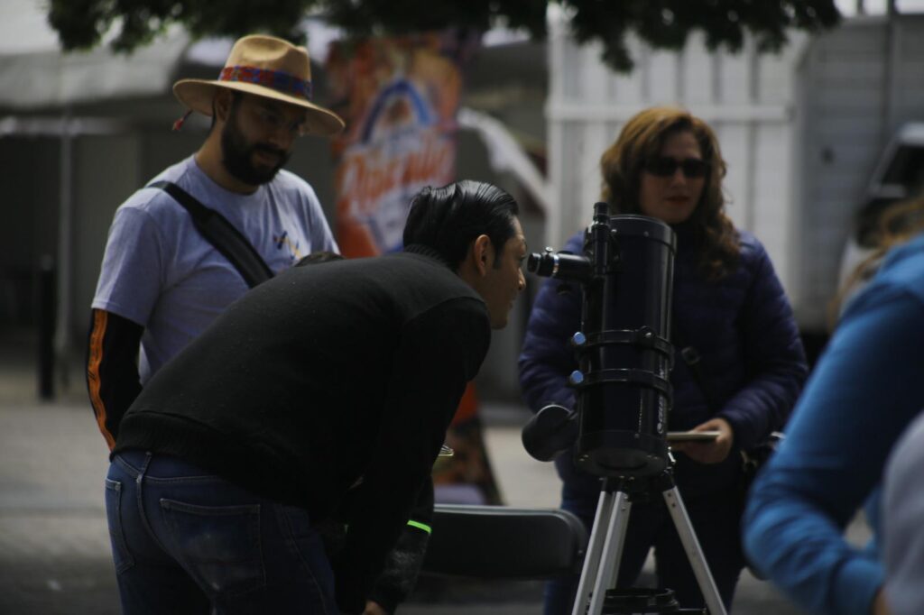 Hacen fila para ver el eclipse en el Jardín Juárez 