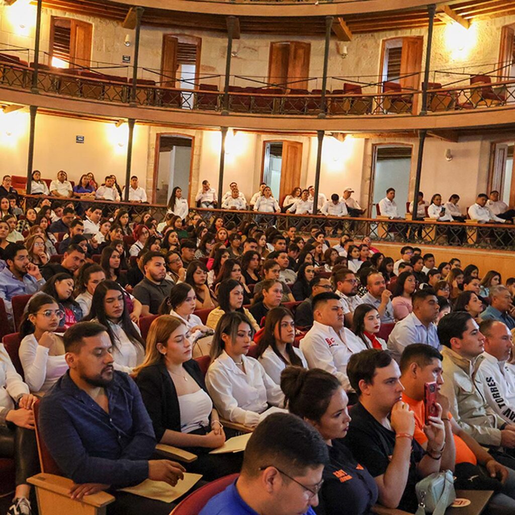 Javo Torres dialoga con jóvenes universitarios en el foro Define Tu Futuro