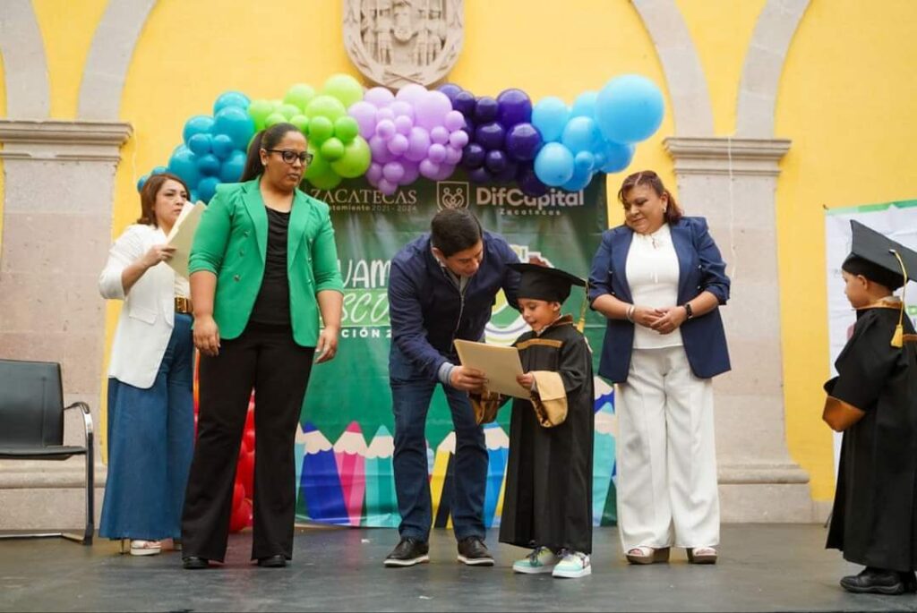 ACOMPAÑA JORGE MIRANDA A GRADUADOS DEL CENDI “CIPATLI”