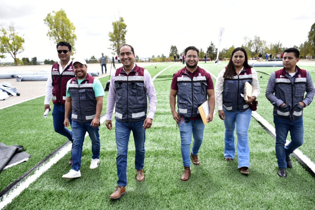 Supervisa Pepe Saldívar construcción de campo de futbol americano