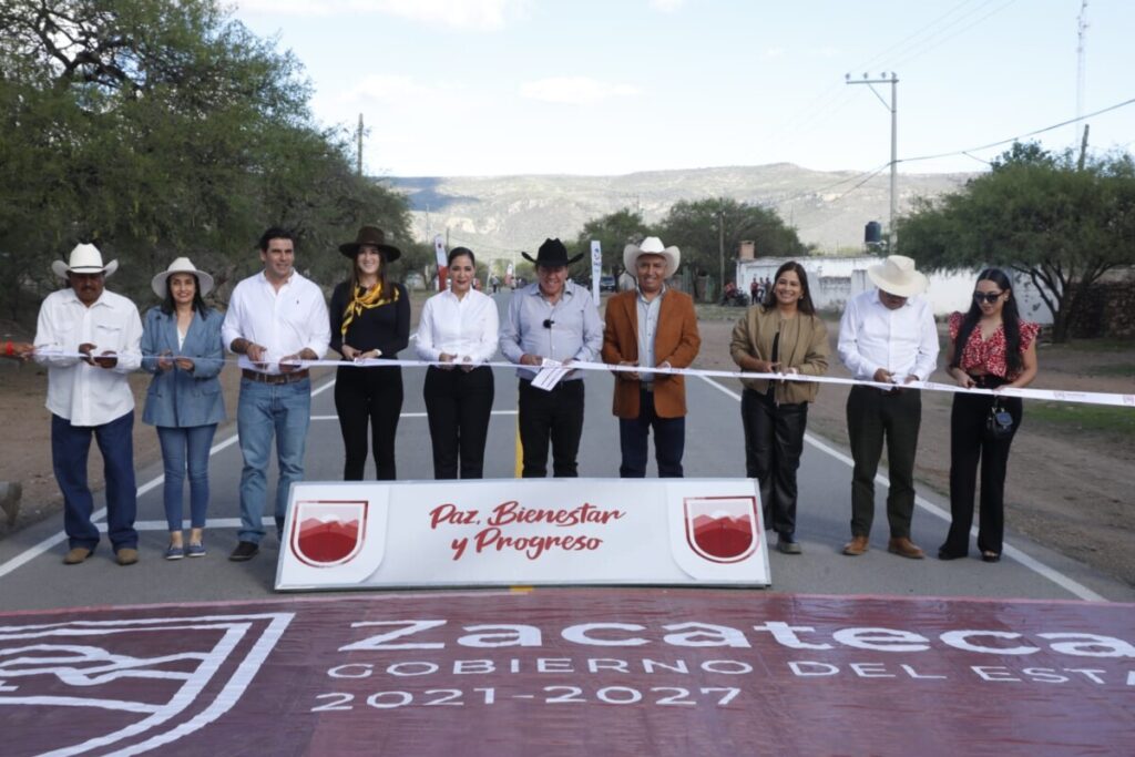 GOBERNADOR DAVID MONREAL ENTREGA NUEVAS CALLES A POBLADORES DE LA QUEMADA, EN VILLANUEVA